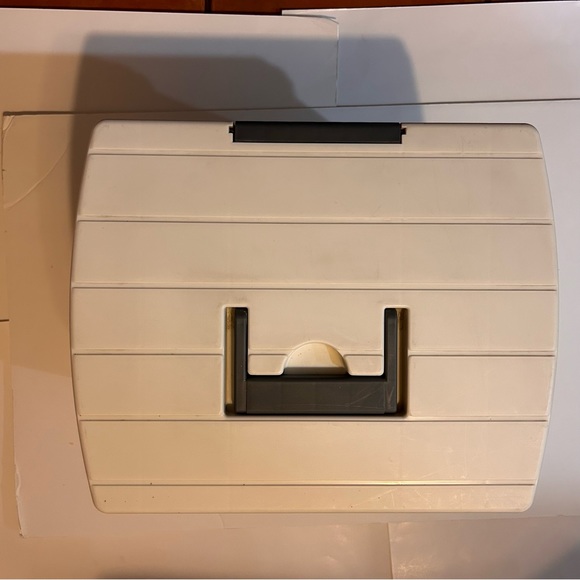 Portable Plastic Storage Box With Handle - Picture 2 of 12